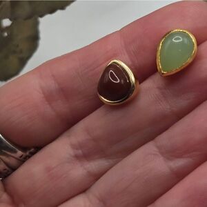 "5/$25" Mismatched Goldtone Green Jade Colored/Burgundy Teardrop Stud Earrings
